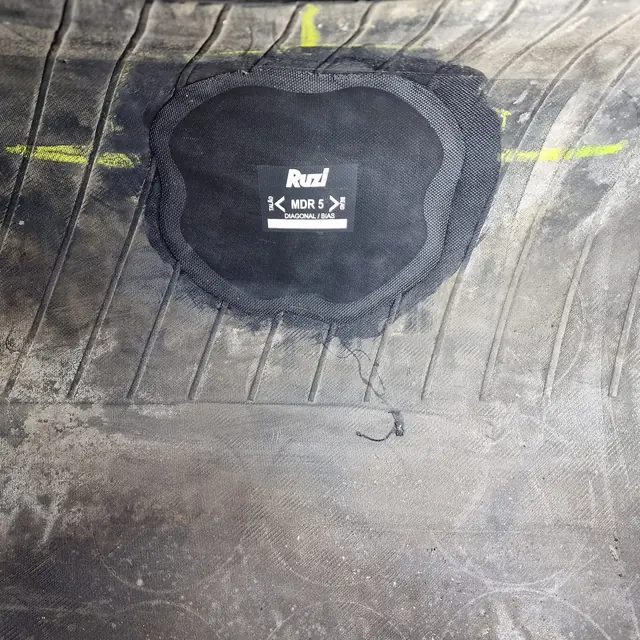 Petic de reparație aplicat pe interiorul unei anvelope
