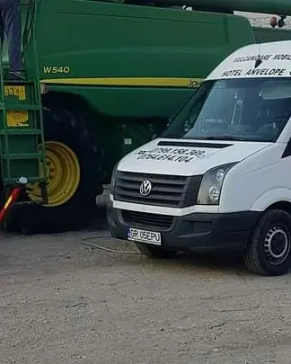 Combină John Deere ridicată pe cric, în timpul intervenției